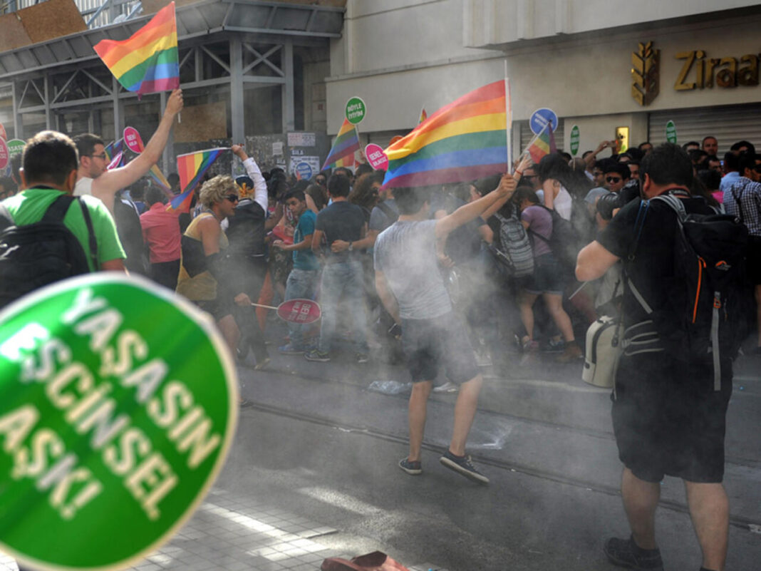 La police anti-émeutes turque a utilisé des gaz lacrymogènes et des canons à eau pour déloger les manifestants rassemblés pacifiquement au centre d'Istanbul. Ozan Kose, AFP